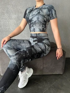Under armor 2 pezzi crop top e leggings cravatta e tintura se. medium - Foto 1 di 2