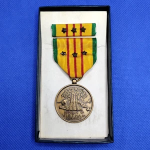 Medaglia e nastro servizio 3 stelle guerra Vietnam vintage in scatola, ottime condizioni - Foto 1 di 3