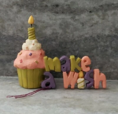 Balde flor Llyod desejo de aniversário pêssego cupcake vela resina estatueta 2010 - Imagem 1 de 4