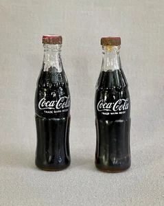 Coppia (2) Bottiglie Coca Cola in Vetro Giapponese Vintage in Miniatura - Foto 1 di 8
