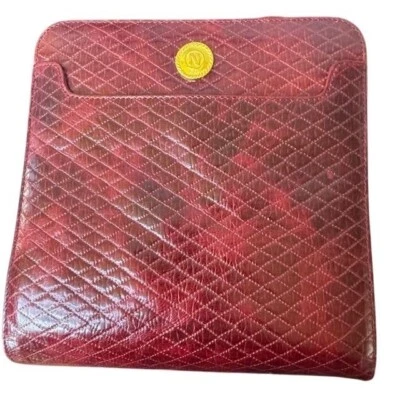 Bolso de hombro acolchado de cuero rojo con emblema dorado de Albert Nipon Foto 1 de 4