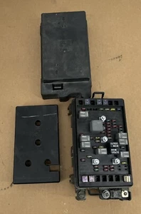 02-03 GMC Envoy Chevrolet Chevy Trailblazer Fuse Relay Junction Box - Picture 1 of 7