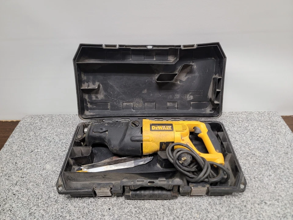 "Sierra recíproca de carrera DeWalt DW311 velocidad variable con cable de 1-1/8""" Foto 1 de 4