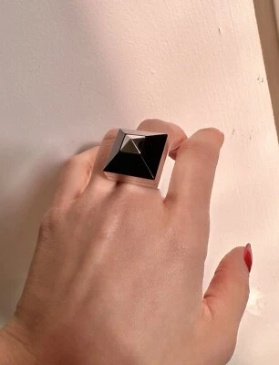 Anillo de cóctel Givenchy Pyramid Statement, acero inoxidable, talla S (7) Foto 1 de 4