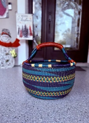 Cesta de mercado africana Bolga preciosos colores incluso en la parte inferior Foto 1 de 2