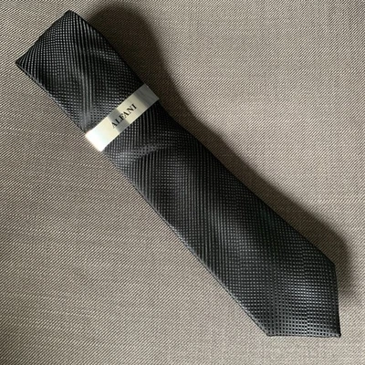 Corbata de cuello delgada a cuadros negra lisa Alfani para hombre hoja de 2,75" pulgadas precio de venta sugerido por el fabricante 55 USD Foto 1 de 3