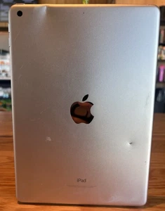 Apple iPad (5th Generation) A1822 128 GB, FOR PARTS, DOES NOT TURN ON - Afbeelding 1 van 2