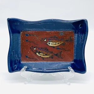 Bandeja de baratijas para servir pescado de cerámica Front Ave artesanal rojo azul - Imagen 1 de 13