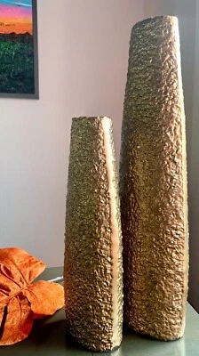 Jarrón decorativo torre texturizada aluminio dorado lacado artesanal grande de dos tamaños Foto 1 de 4