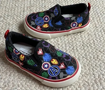Zapatos sin cordones GAP para niños pequeños talla 5 negros Marvel Avengers Superhéroe Foto 1 de 4