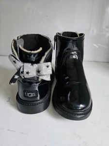 UGG Australia Lynde UK 9 EU 27,5 LACKLEDER KINDER MÄDCHEN SCHWARZ SCHLEIFE STIEFELETTEN - Bild 1 von 17