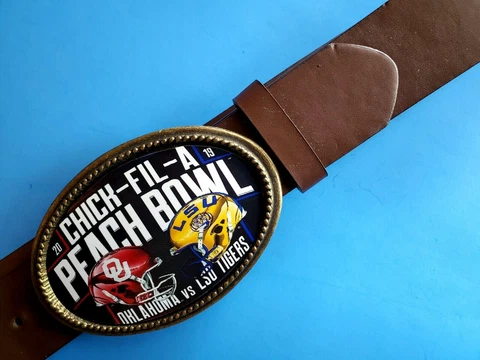 LSU TIGERS 2019< PEACH BOWL> COMMEMORATIVE Epoxy Buckle & Brn Bonded Leather Bel Cover