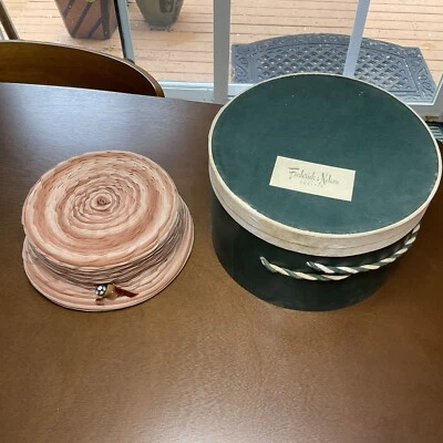 1950’s FREDRICK & NELSON SEATTLE HAT BOX WITH 1950’s Styled By Janet Hat Vintage - Image 1 of 4