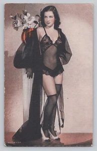 Pretty Lady Usando Lencería Negra Medias Tacones Posando - Tarjeta Arcade De Colección - Imagen 1 de 2