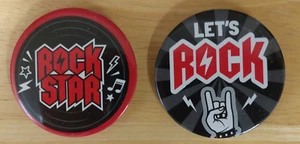 Rockstar & Let's Rock Pin-Back Button 2". Aus der Rock & Roll Hall of Fame. - Bild 1 von 3