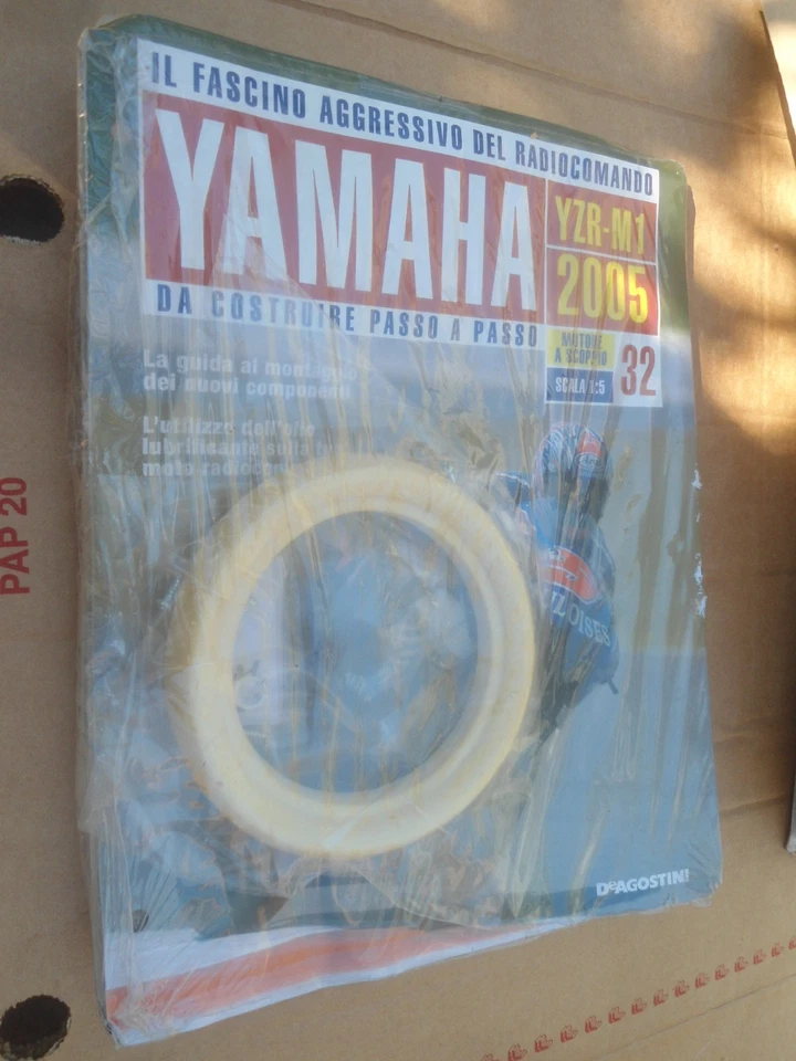 YAMAHA YZR-M1 -  1:5  - 2005 - MOTO RC A SCOPPIO DE AGOSTINI - USCITA NUMERO 32 - Immagine 1 di 1