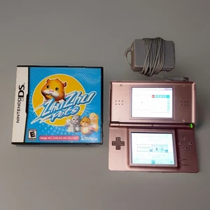 Consola y juego Nintendo DS Lite rosa/negro, probado. Con cable de carga. Sin bolígrafo - Imagen 1 de 5
