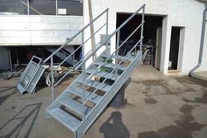 Einfache Vollverzinkte Gartentreppe 7 Sufen 1 m Lauf Zweiseitige Geländer 1,55 m - Bild 1 von 11