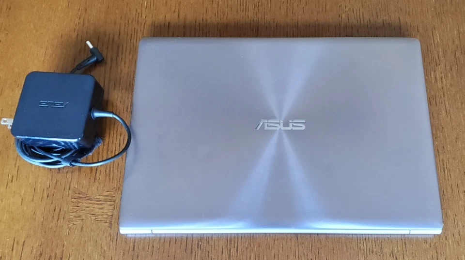 Portátil ASUS ZenBook UX303UA 13.3" FHD Pantalla Táctil, Intel i5, 8GB RAM, 256GB SSD Foto 1 de 4