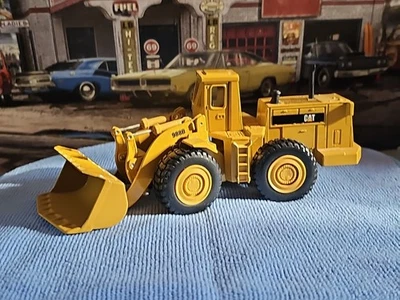 VINTAGE Ertl Cat 988B Wheel Loader 1/50 Scale BEAUTIFUL VERY NICE LOADER 👌  - Image 1 of 4