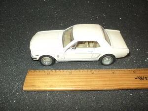 Kinsmart 1964 1/2 Ford Mustang Cream Doors Open Pull-Back Scale 1:36 KT5351 - Bild 1 von 5