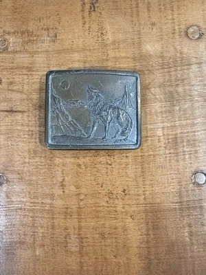 Indiana Vintage Metal Artesanía Lobo Cinturón Hebilla Aullando en la Luna 1976 De Colección Foto 1 de 4