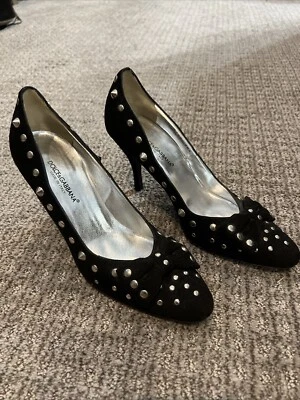 Zapatos de salón Dolce & Gabbana de gamuza negros plateados con lazo talla 8,5 Foto 1 de 4