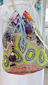 NEU Tasche BEUTELTASCHE UMHÄNGETASCHE SCHMUCKPERLEN QUASTEN PAILLETTEN - Bild 1 von 5