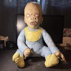 Spirit Halloween Hungry Harold Zombie Baby 2010 Prop in lattice inquietante alto 17" leggi - Foto 1 di 5