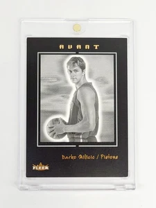 RC #/199 BLANCO Y NEGRO 2003-04 Fleer Avant #66 Darko Milicic DETROIT PISTONS NBA - Imagen 1 de 2