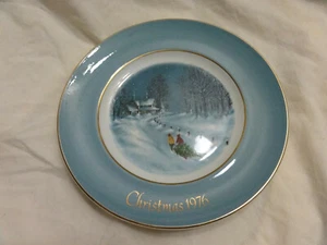 Vintage AVON Christmas Plate Series BRINGING HOME THE TREE 3rd Ed.1976 WEDGWOOD - Picture 1 of 7