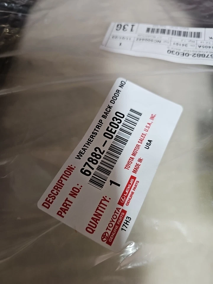 Tira de vidrio trasera Highlander 2014-2019 original OEM Toyota 67882-0E030 Foto 1 de 2