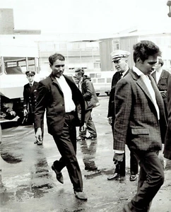 1970 Original Foto Polizeiwache schmuggelte illegale Indianer Männer aus Leeds Gefängnis - Bild 1 von 2