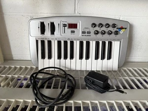 M-Audio Midiman Oxygen 8 Midi 25-Key Mobile Keyboard USB Controller TESTED - Picture 1 of 4