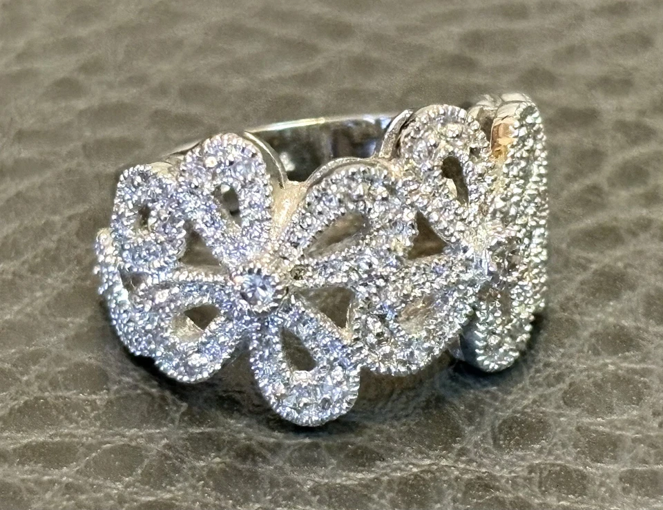 Anillo llamativo Lia Sophia "Abloom" cristal circonita cúbica flores incrustadas tono plata talla 5 Foto 1 de 4
