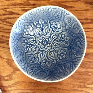 "Cuenco de gres en relieve azul Roscher patrón floral medallón texturizado de 6,5""" - Imagen 1 de 8