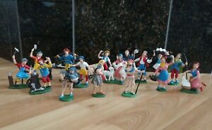  16 PIECE NATIVITY VILLAGE PEOPLE PLASTIC GREEN BASE ITALY  HAND PAINTED