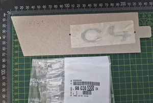 CITROEN C4 TAILGATE BOOT BADGE 'C4' EMBLEM 98038000DX CHROME GENUINE NEW - Picture 1 of 3