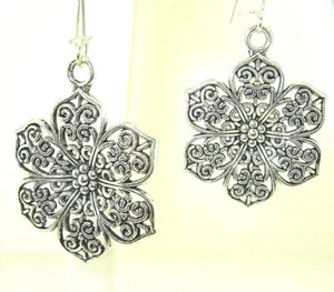 Nuevos Pendientes Colgantes Grandes Adorables Como Filigrana Tono Plateado FLOR 2-1/8" Largo - Imagen 1 de 3