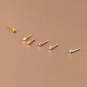 Pendientes de plata de ley EXTRA PEQUEÑOS Love Heart de 2,5 mm - Imagen 1 de 12