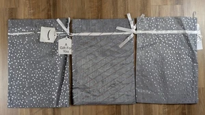 Juego de 3 Bolsas de Regalo de Tela Metálica Reutilizables - Gris con Lunares y Rayas, 18x13" - Imagen 1 de 9