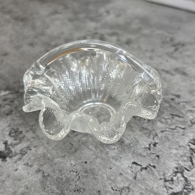 Vintage Kunst Glas klar gekräuselt Korb angewandter Griff 2" hoch niedlich - Bild 1 von 4