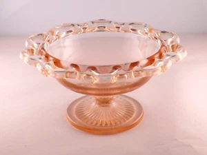 Plato de caramelo/compota con patas de vidrio borde de encaje abierto rosa antigua colonia vintage - Imagen 1 de 3