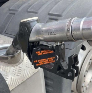 Clip supporto grilletto pompa carburante HGV - Aiuto ugello mani libere per camionisti - Foto 1 di 1