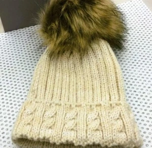 bonnet en maille beige avec pompon marron revers avec torsade bébé 0-12 mois - Imagen 1 de 1