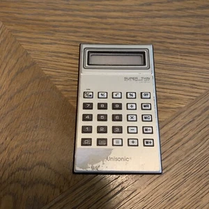 VINTAGE Unisonic LC-210 calcolatrice dimensioni carta di credito ultrasottile necessita di batterie - Foto 1 di 2