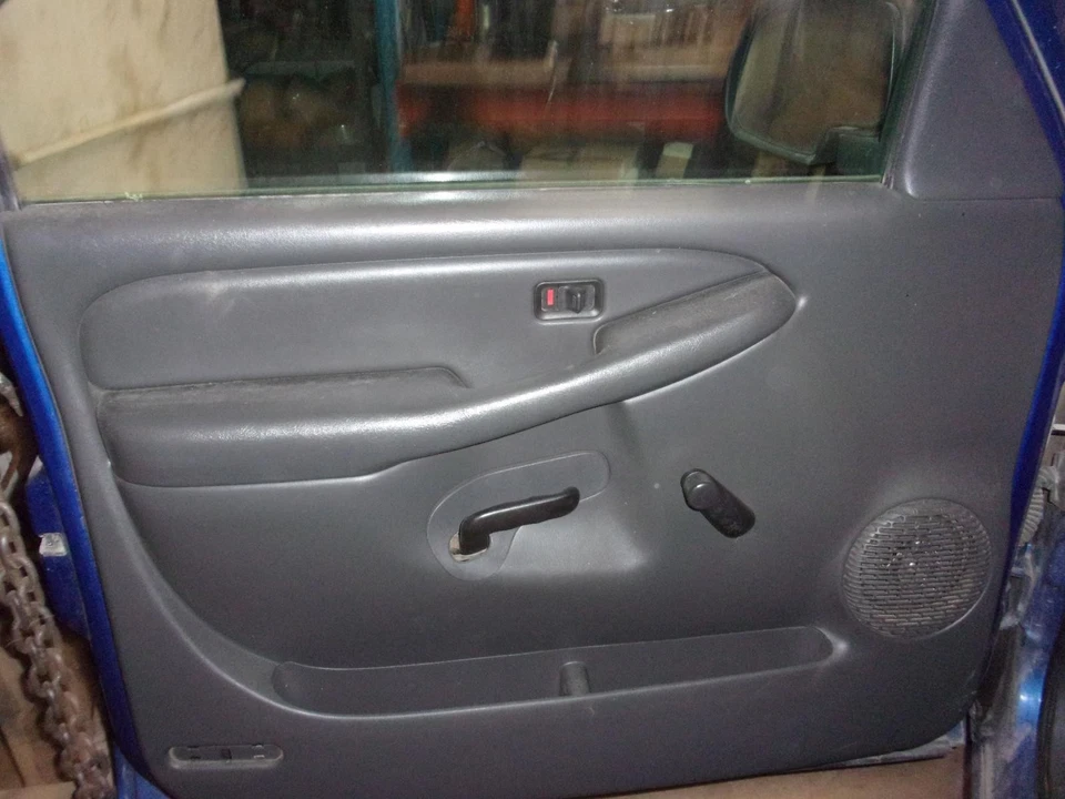 Used Right Sun Visor fits: 2003 Chevrolet Silverado 1500 pickup classic style cr Foto 1 de 4