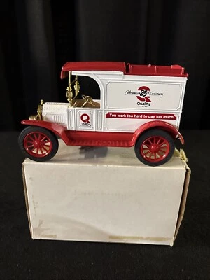 Ford Modelo T Van 1913 calidad granja y flota Ertl escala 1/25 diecast banco coche llave Foto 1 de 4