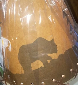 PARALUME: Paralume rustico oliato Kraft con orso pino. J Hunt ancora in plastica - Foto 1 di 12