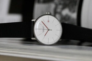 Junghans MAX BILL Fecha Automática BAUHAUS 027/4009.02 Hecho en Alemania NUEVO Zafiro - Imagen 1 de 6